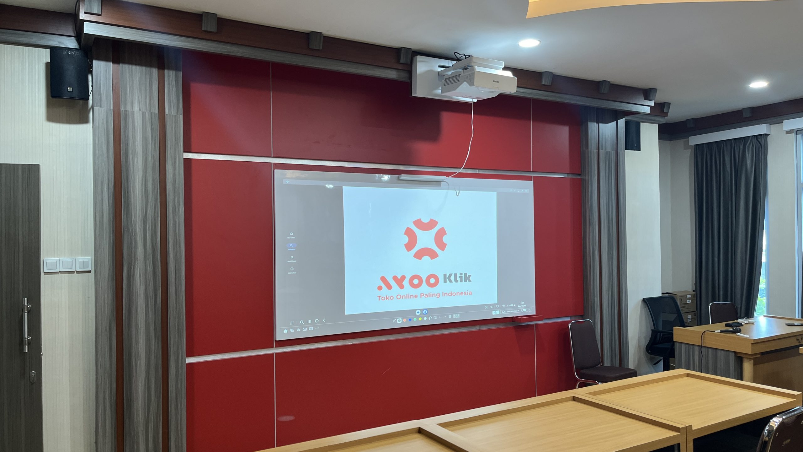 interactive projector fakultas yang berada pada ruangan hukum universitas diponegoro view depan